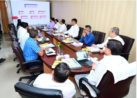 मुख्यमंत्री श्री पुष्कर सिंह धामी ने रिंग रोड स्थित सूचना भवन में सूचना विभाग की समीक्षा की।